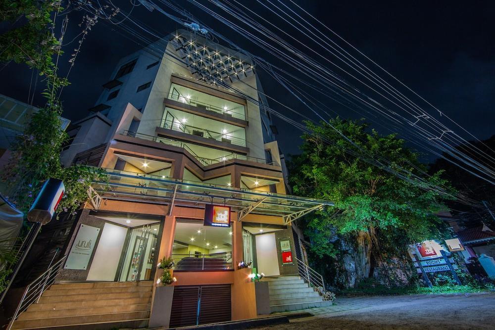 Treebo Trend Time Square Marine Drive Hotel Kochi Exterior photo