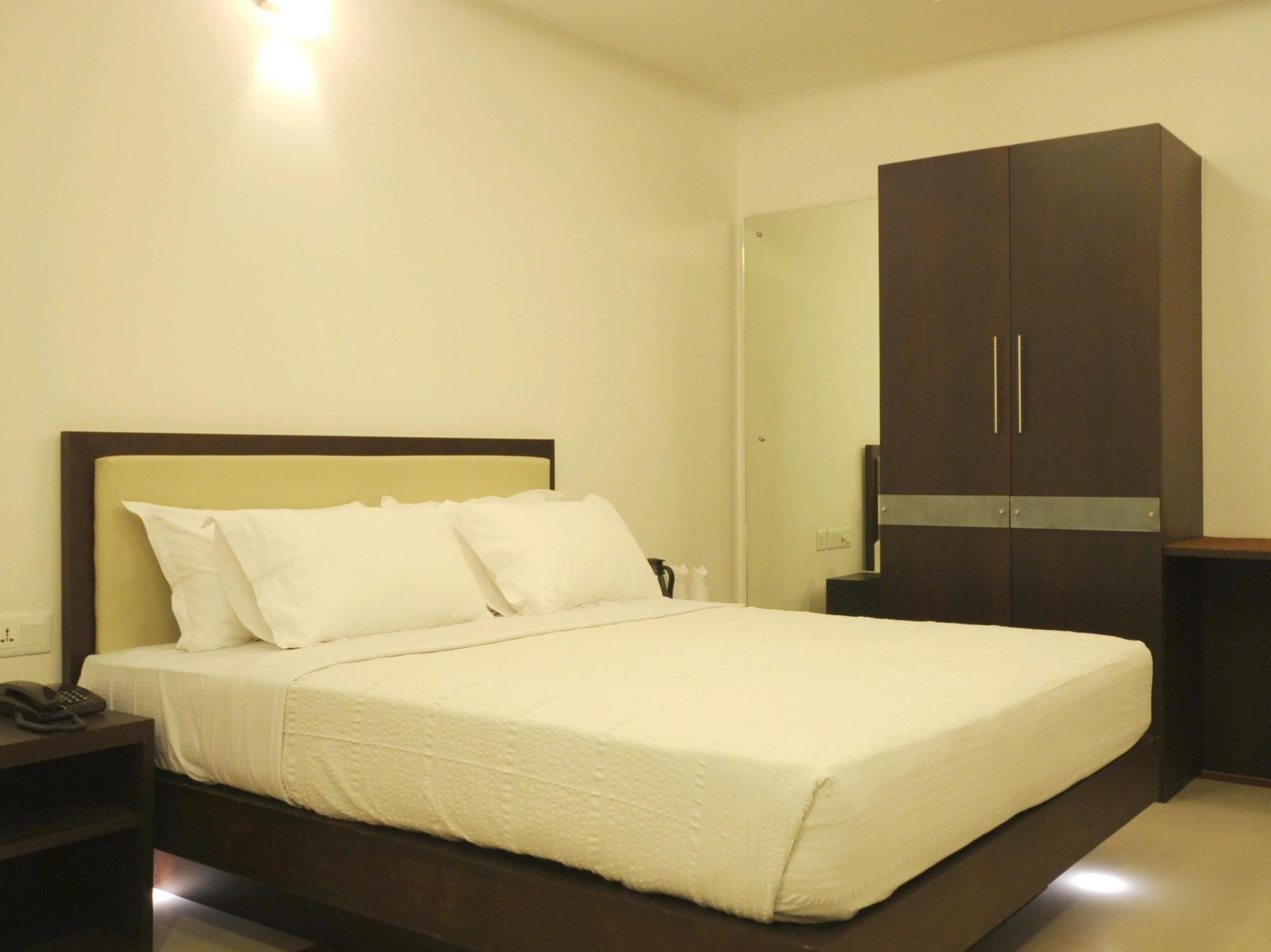 Treebo Trend Time Square Marine Drive Hotel Kochi Exterior photo